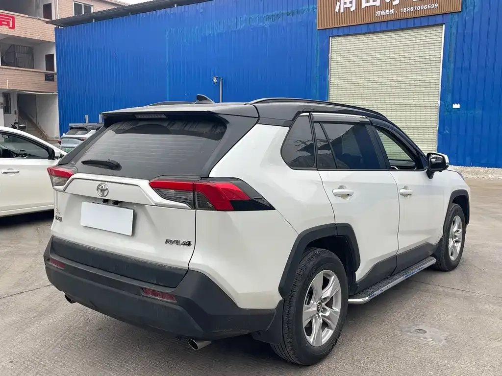 Toyota RAV4 2023 из CN, фото 5