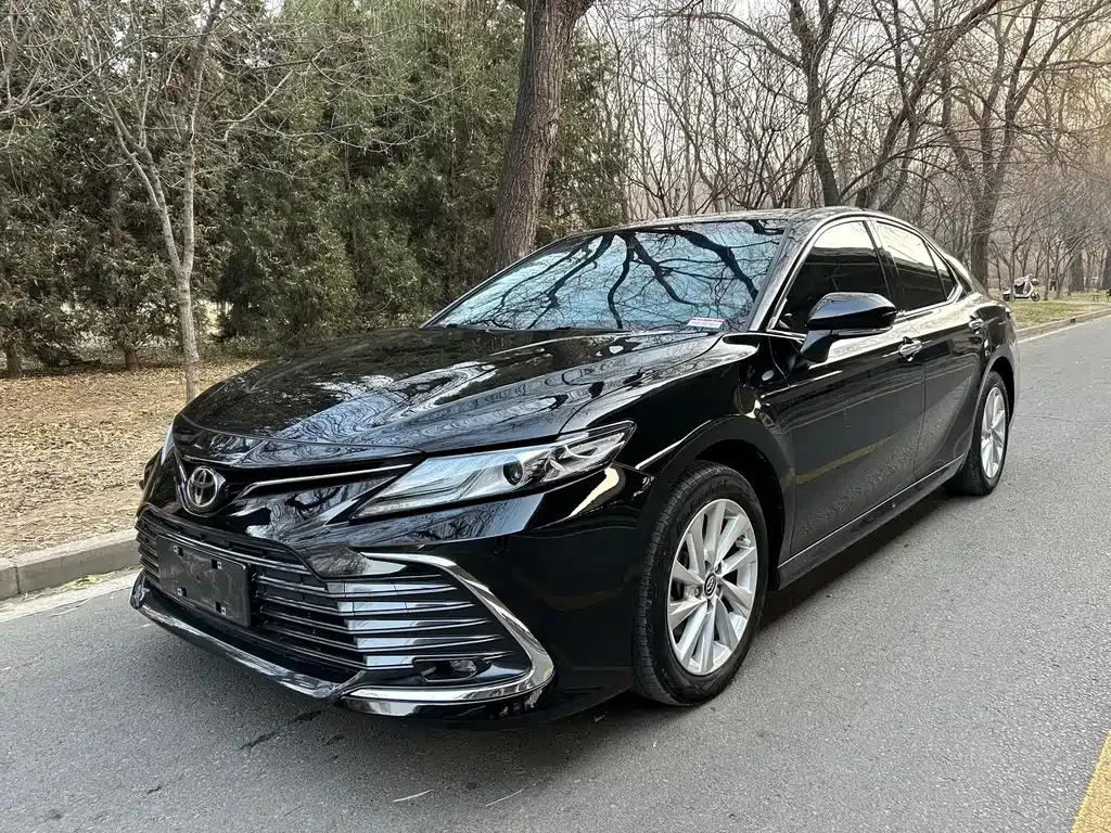 Toyota Camry — фото 1