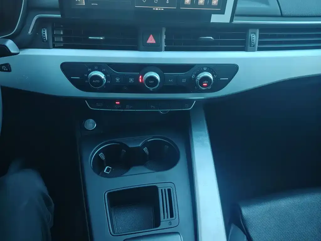 Audi A4L 2023 из CN, фото 6
