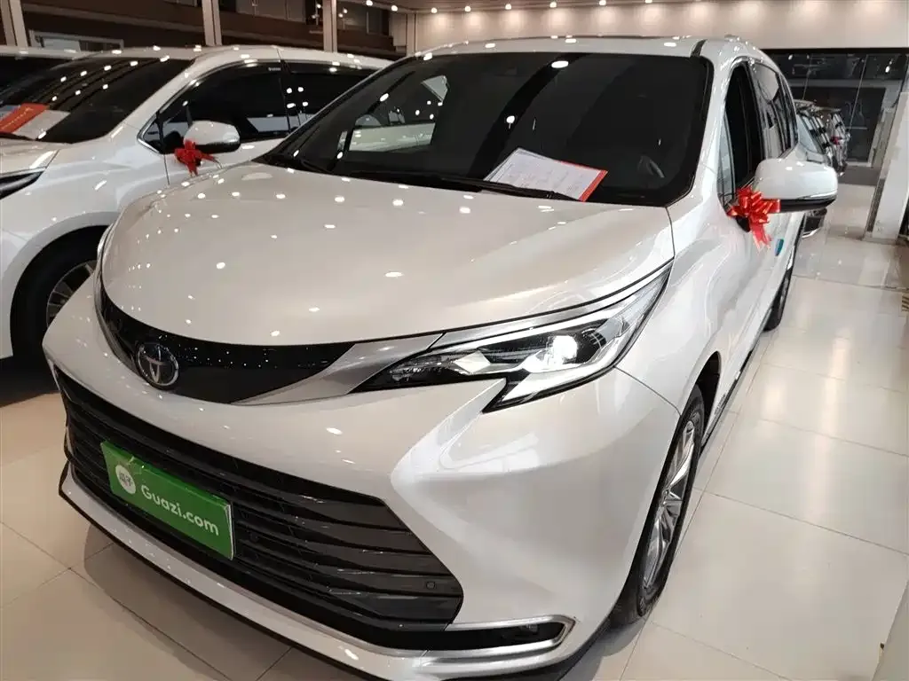 Toyota Sienna — фото 1
