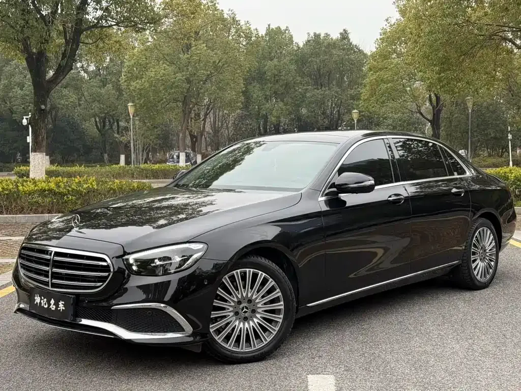 Mercedes-Benz E-Class — фото 1