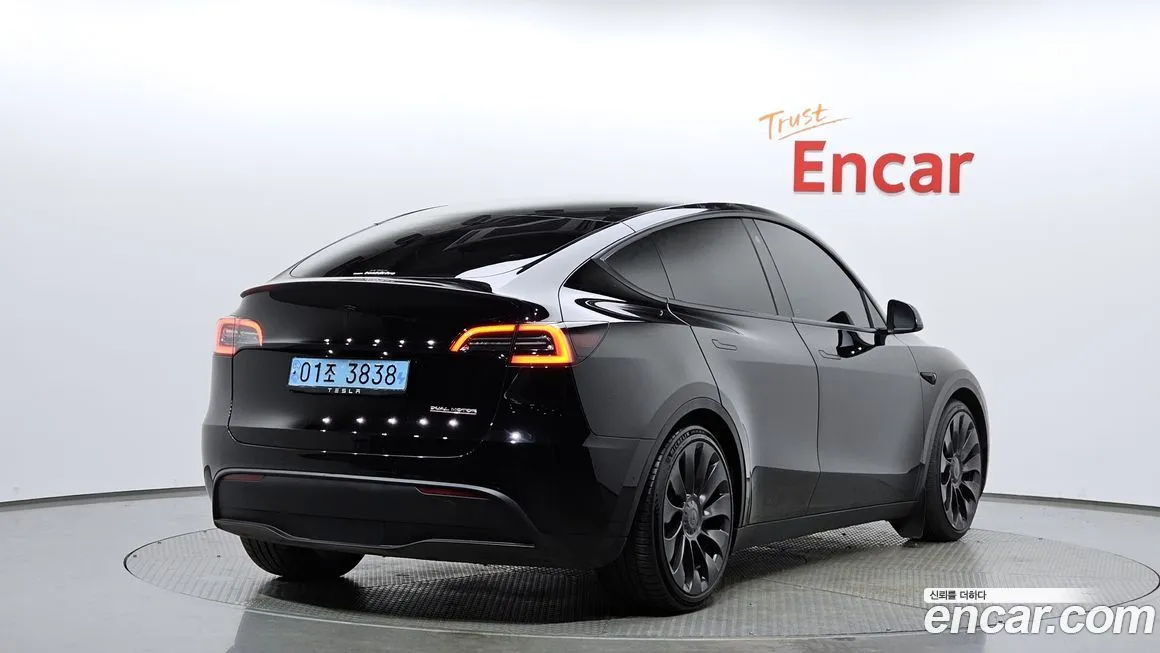 Tesla Model Y — фото 8