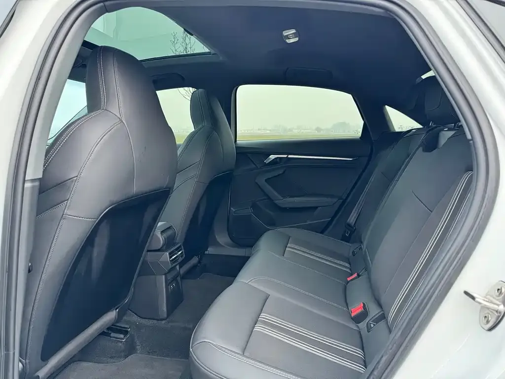 Audi A3 2023 из CN, фото 2