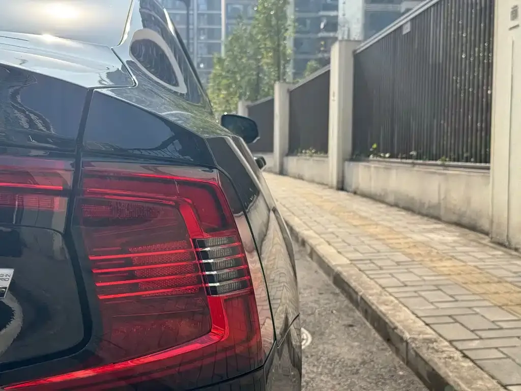 Volvo S90 PHEV 2024 из CN, фото 2