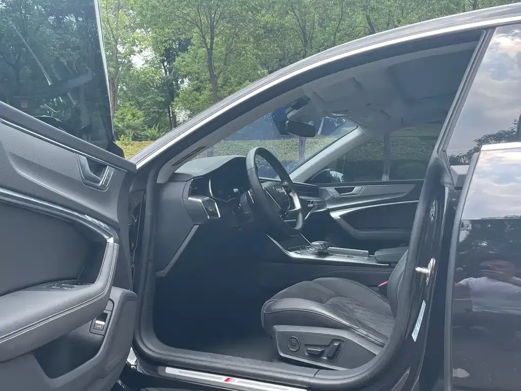 Audi A7L 2024 из CN, фото 8
