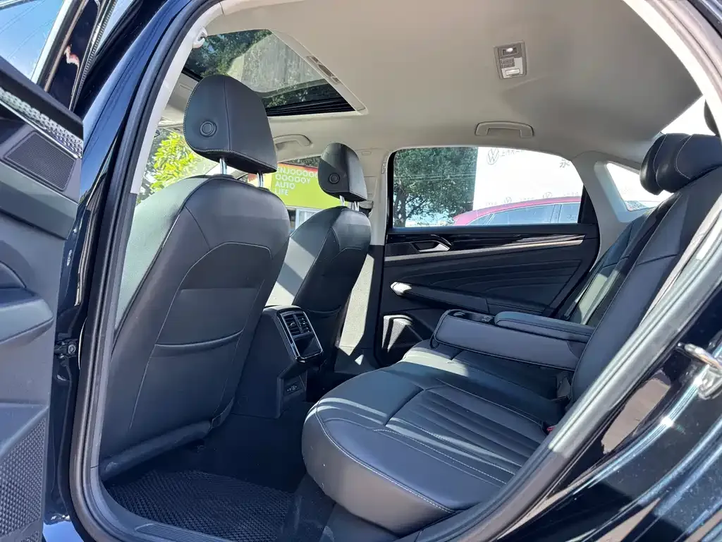 Volkswagen Passat 2023 из CN, фото 10