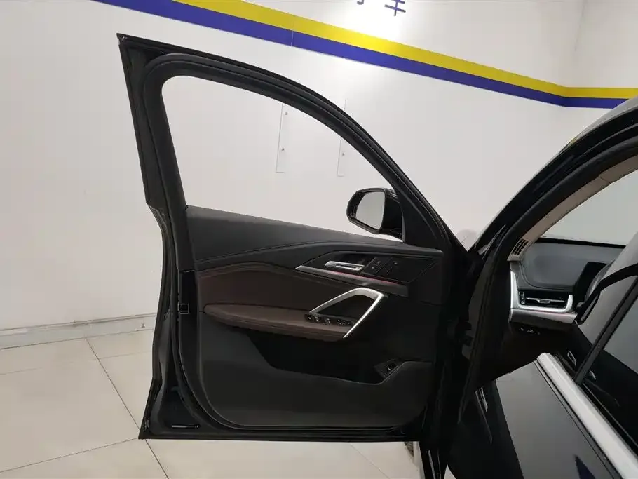 BMW iX1 2025 из CN, фото 2