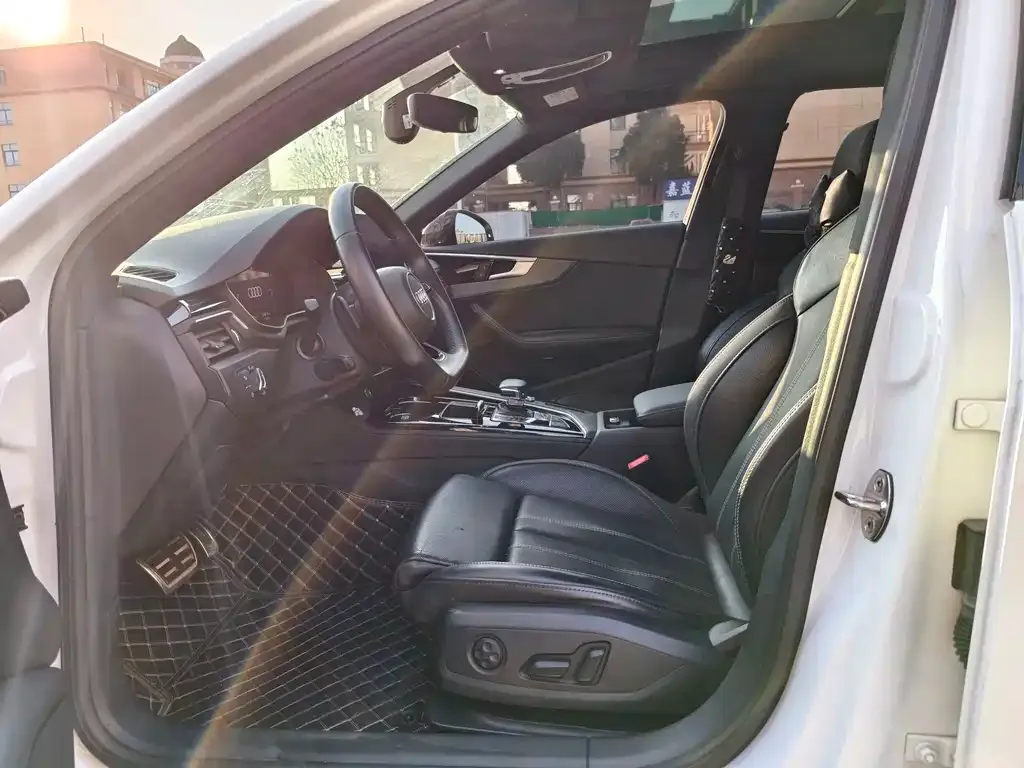 Audi A4L 2023 из CN, фото 4