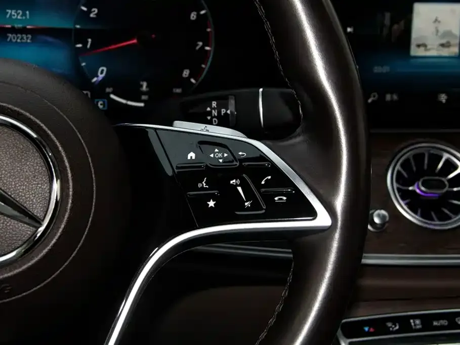 Mercedes-Benz E-Class — фото 7
