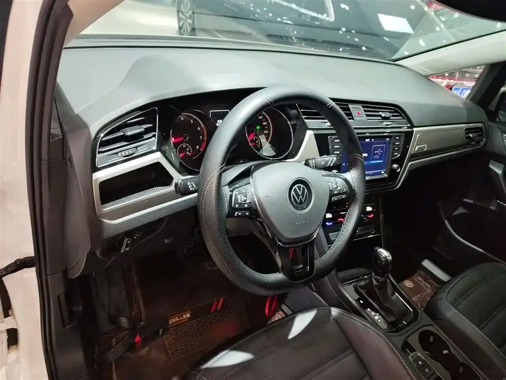 Volkswagen Touran 2021 из CN, фото 7