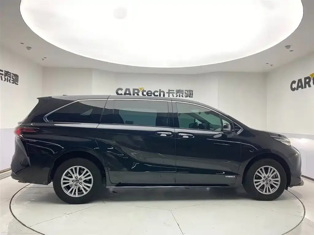 Toyota Sienna 2023 из CN, фото 2