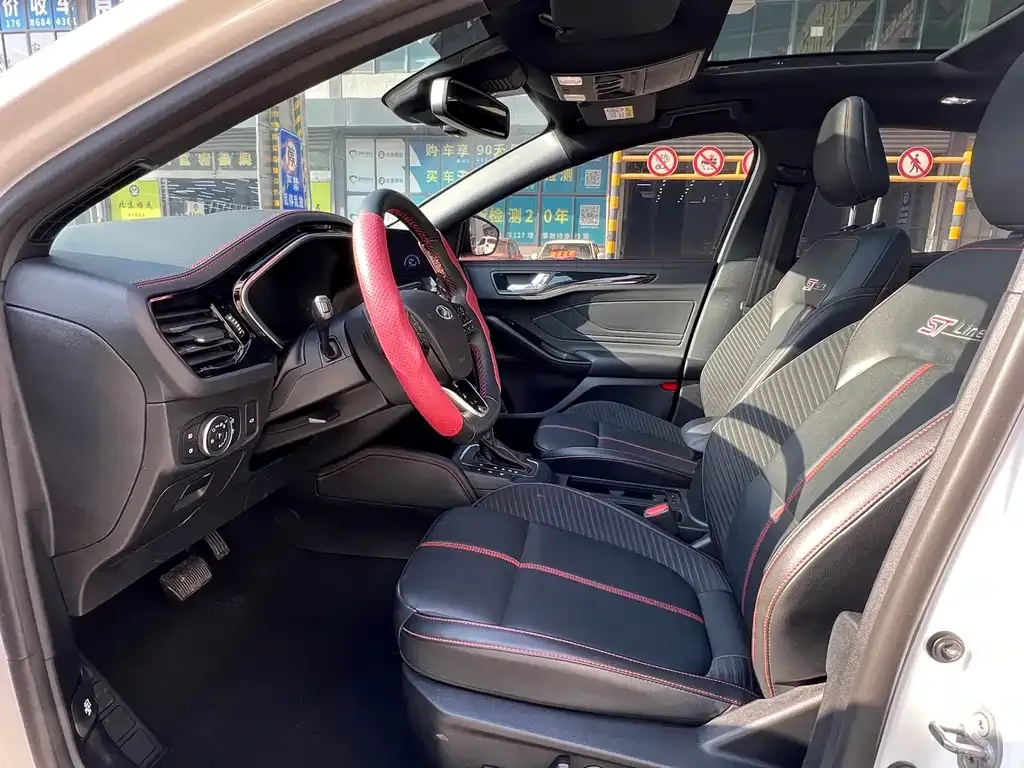 Ford Focus 2022 из CN, фото 8