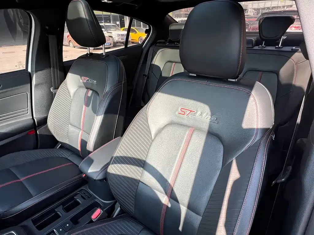 Ford Focus 2022 из CN, фото 4
