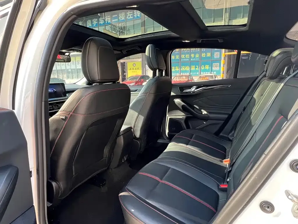 Ford Focus 2022 из CN, фото 6