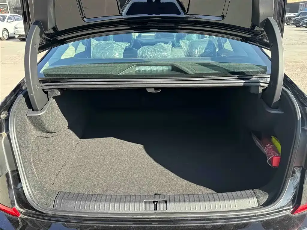 Volkswagen Passat New Energy — фото 7