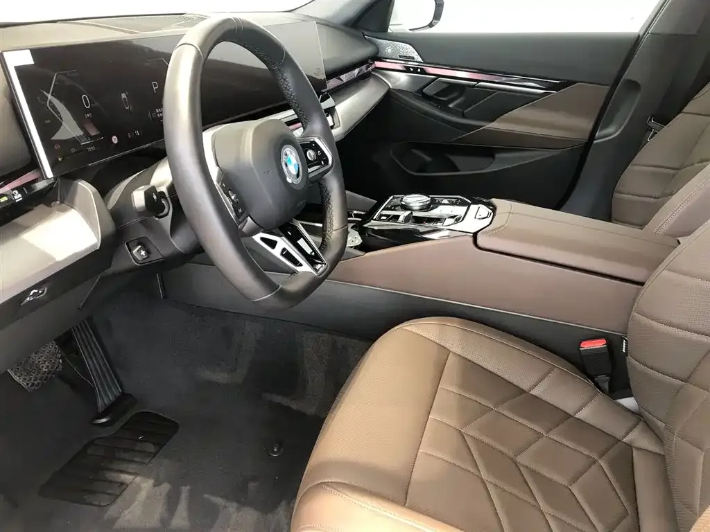 BMW 5 Series 2025 из CN, фото 8