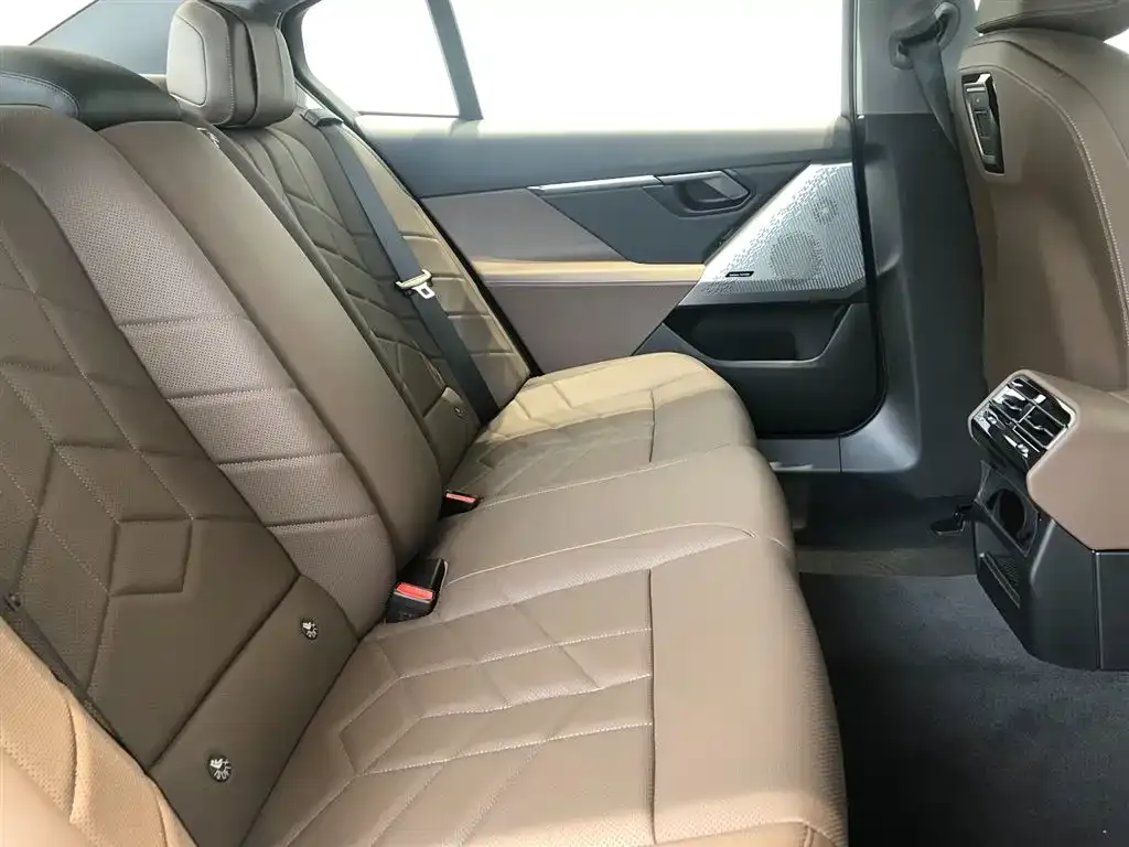 BMW 5 Series 2025 из CN, фото 5