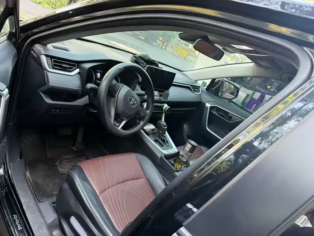 Toyota RAV4 2023 из CN, фото 3