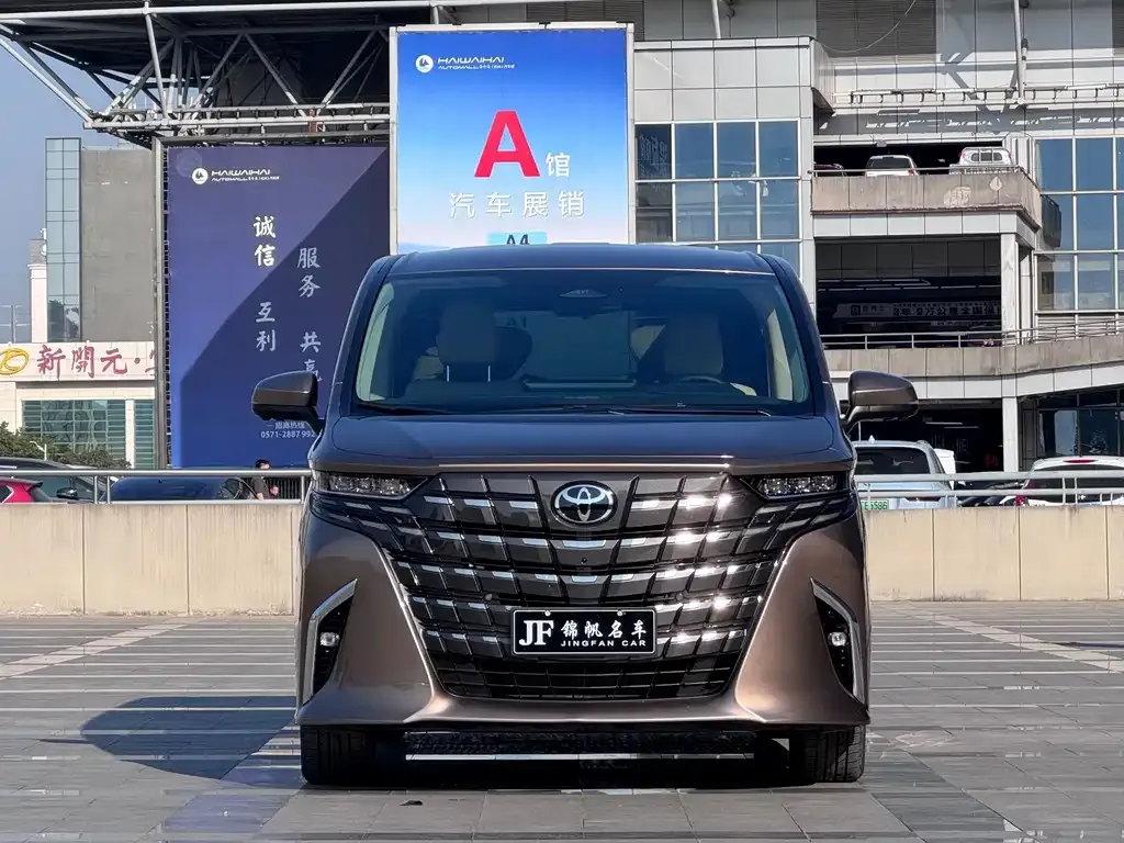 Toyota Alphard — фото 1