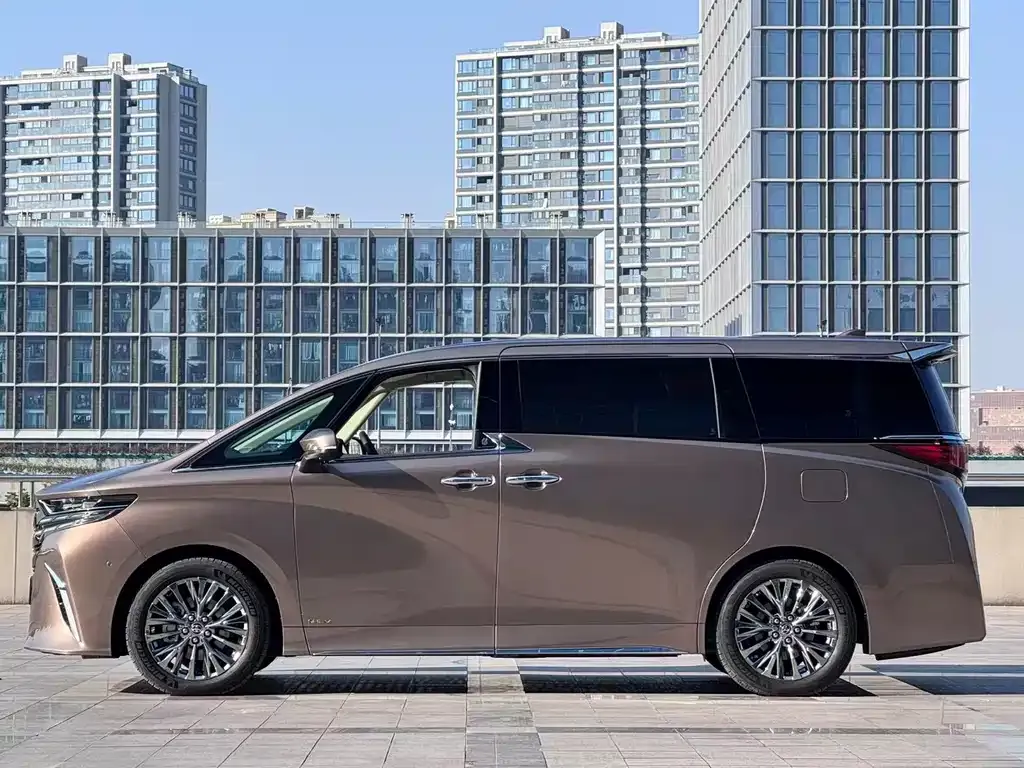 Toyota Alphard — фото 9
