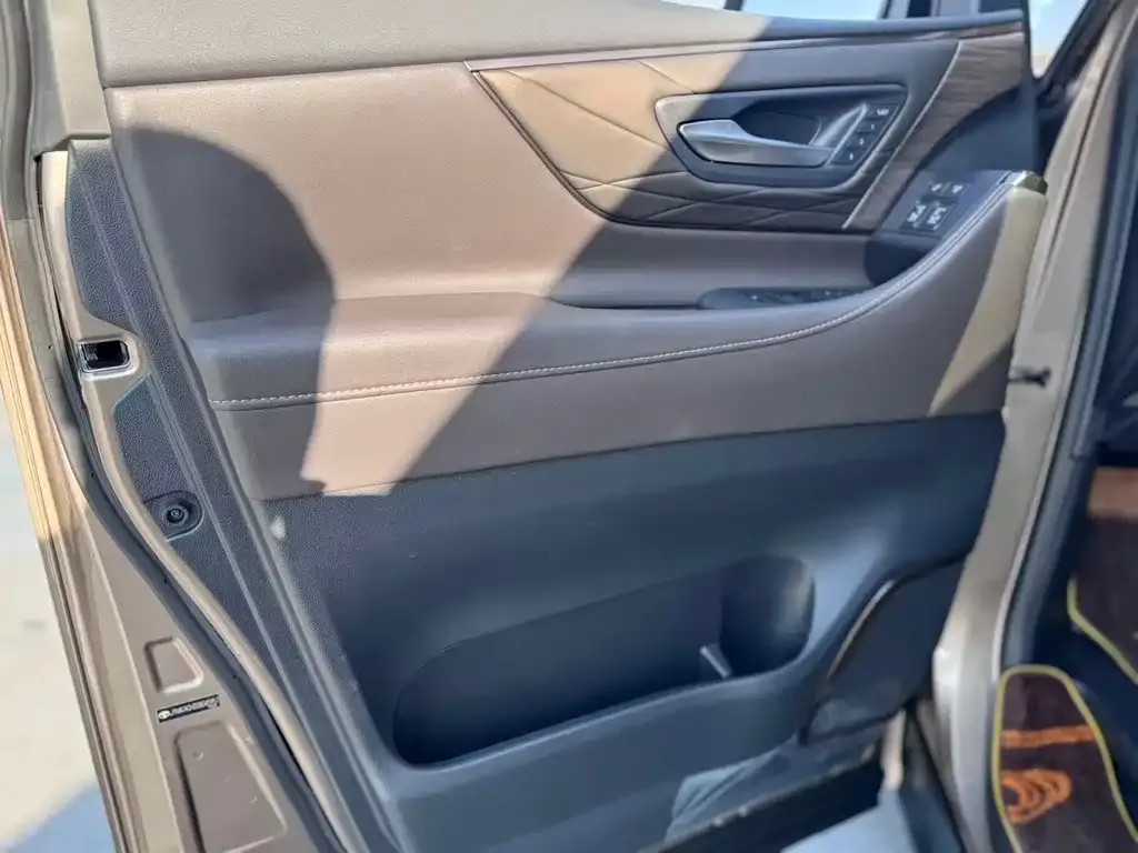 Toyota Alphard — фото 7