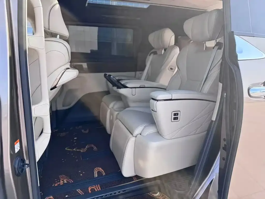 Toyota Alphard — фото 2