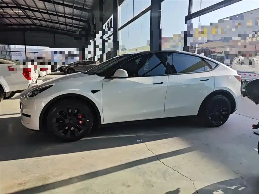 Tesla Model Y — фото 10