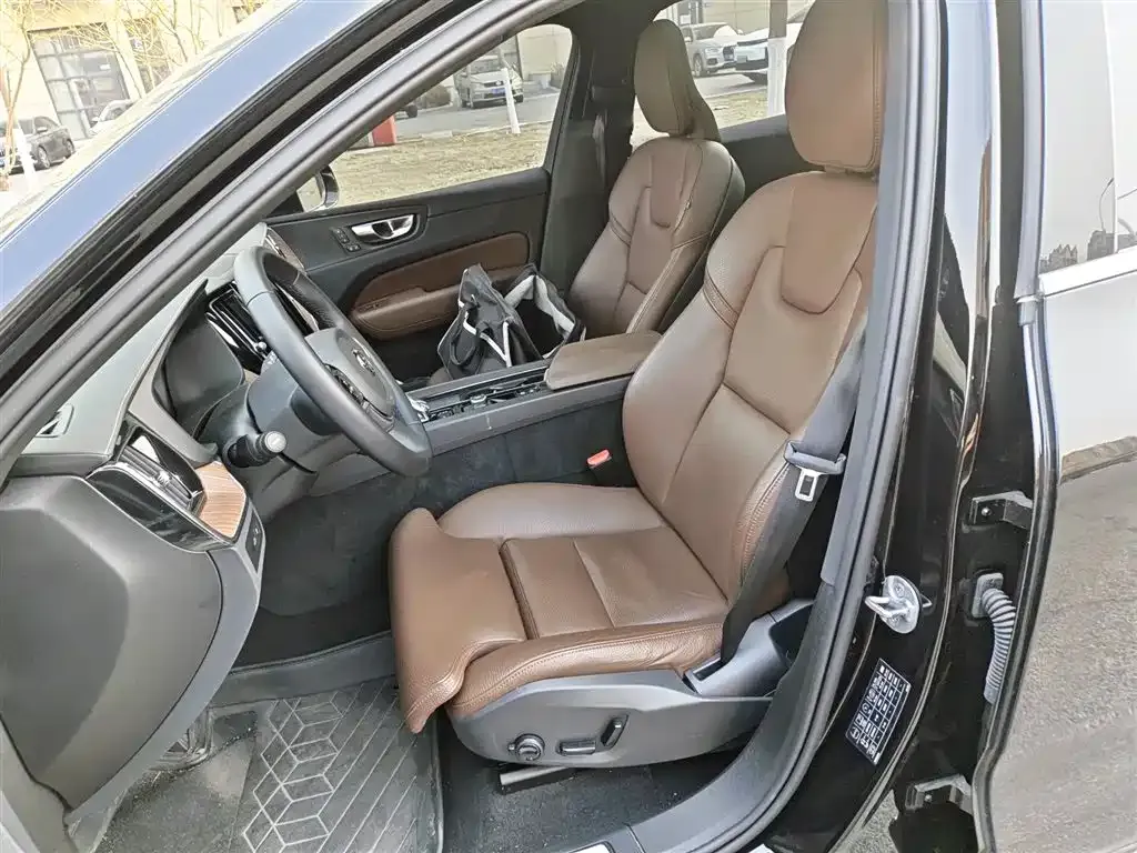 Volvo XC60 PHEV 2024 из CN, фото 8