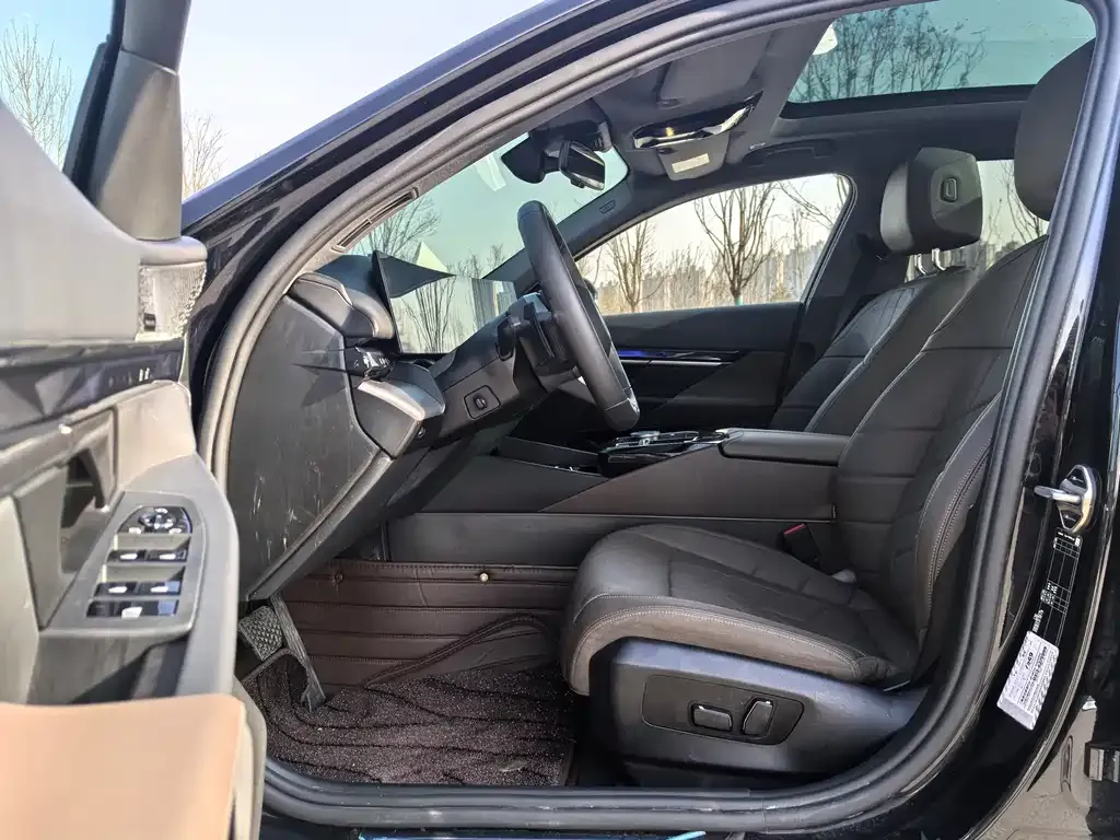 BMW 5 Series 2025 из CN, фото 2