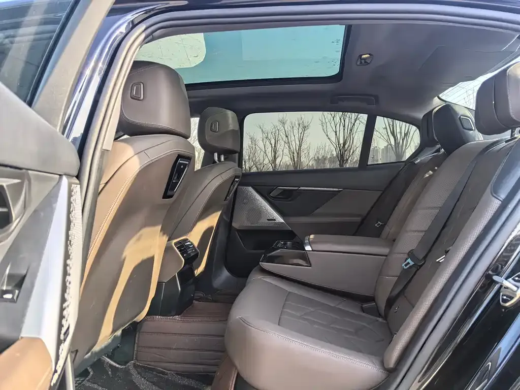 BMW 5 Series 2025 из CN, фото 3