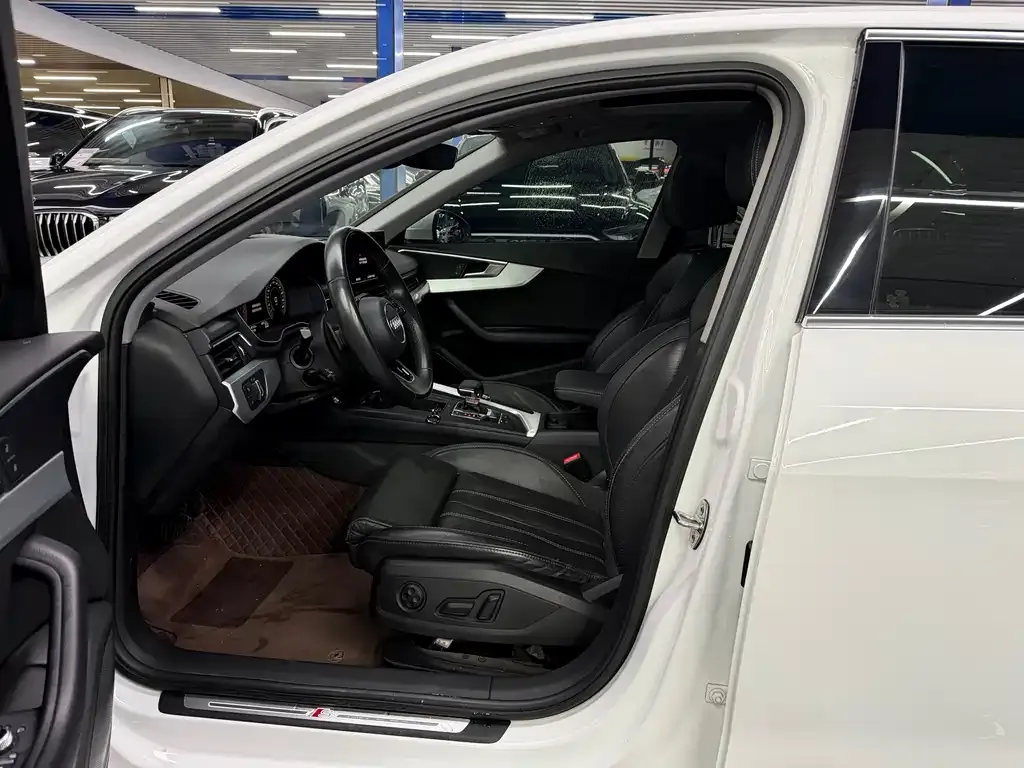 Audi A4L 2022 из CN, фото 2
