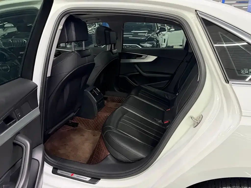 Audi A4L 2022 из CN, фото 7