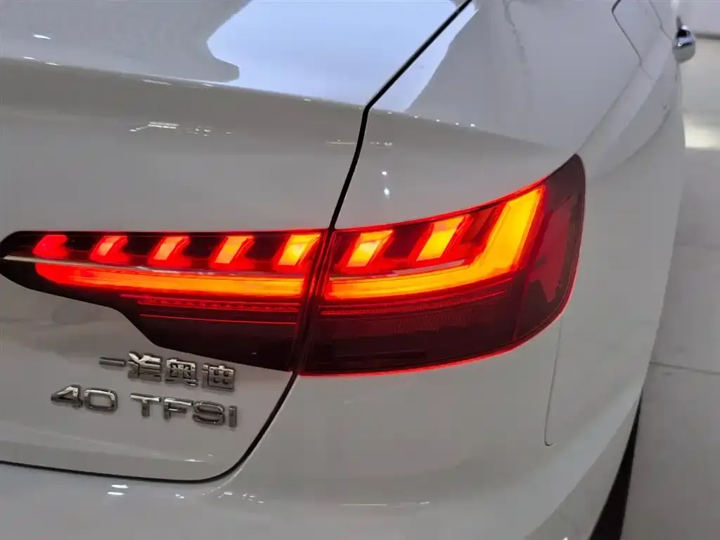 Audi A4L 2023 из CN, фото 4