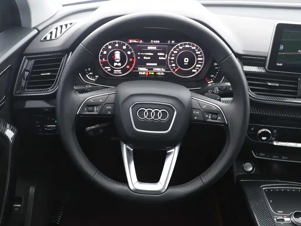 Audi Q5L — фото 10