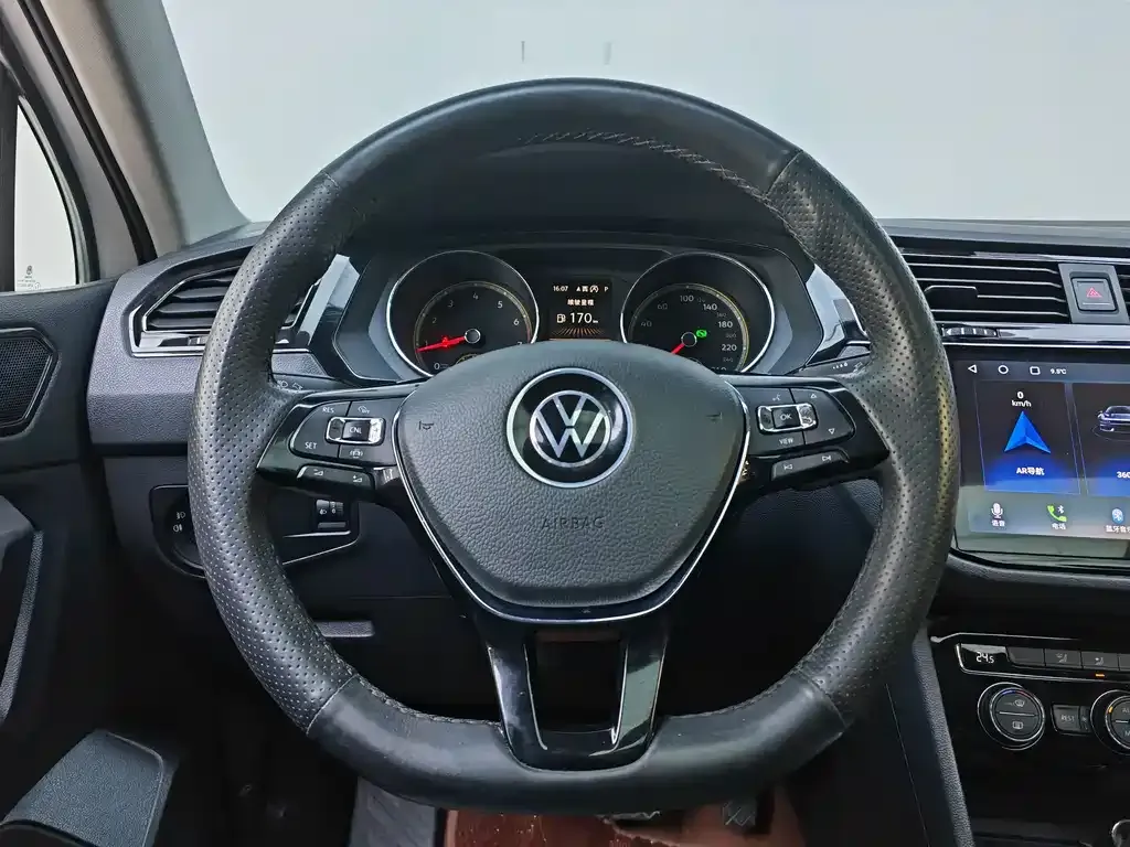 Volkswagen Tiguan L — фото 6