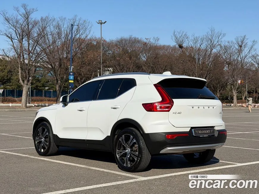 Volvo XC40 — фото 10