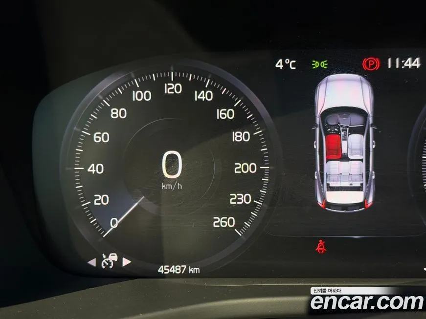 Volvo XC40 — фото 4