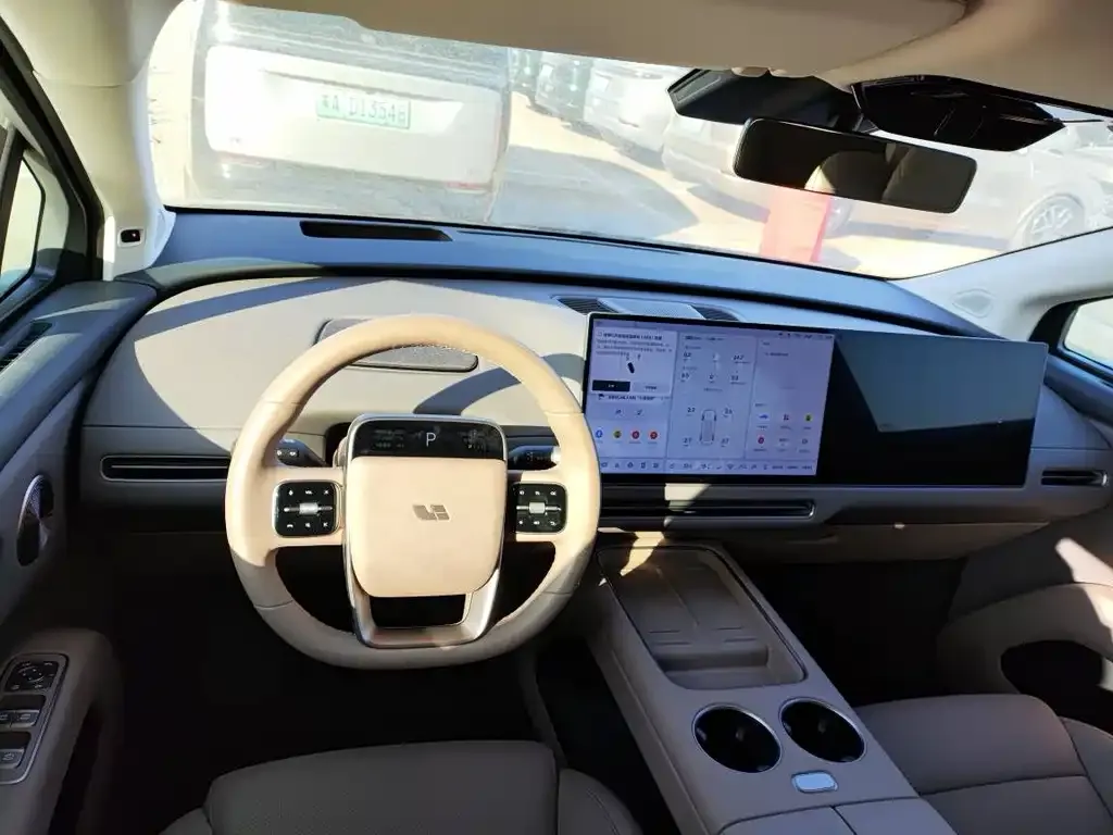 Li Auto i8 — фото 10