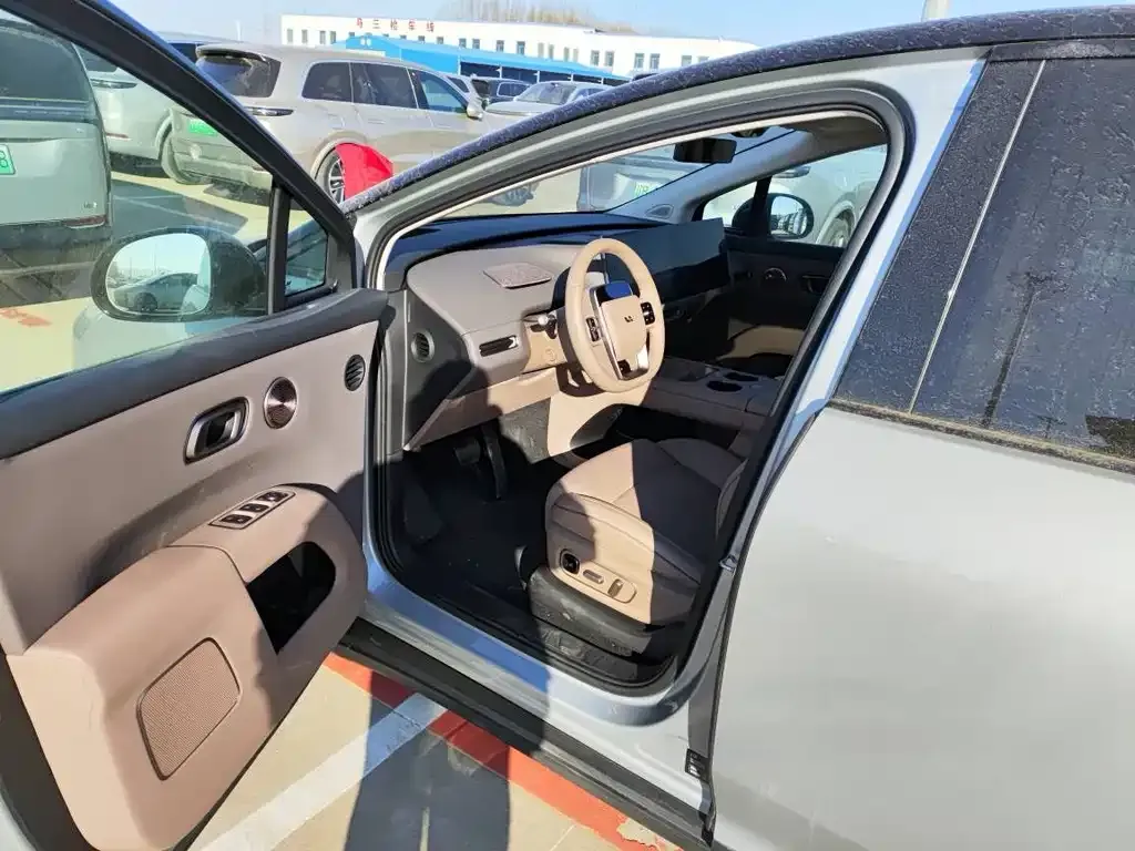 Li Auto i8 — фото 9