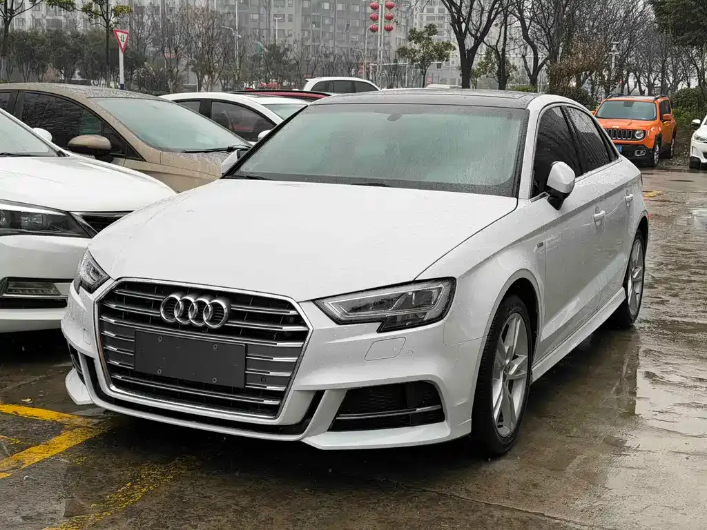 Audi A3 — фото 1