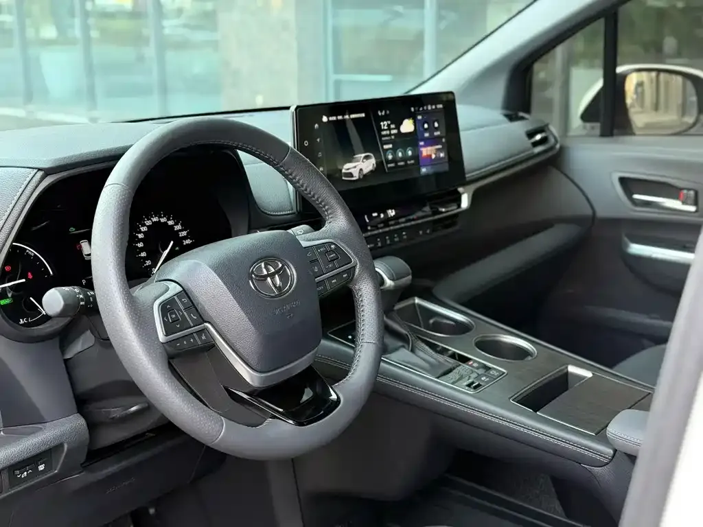 Toyota Sienna 2025 из CN, фото 2