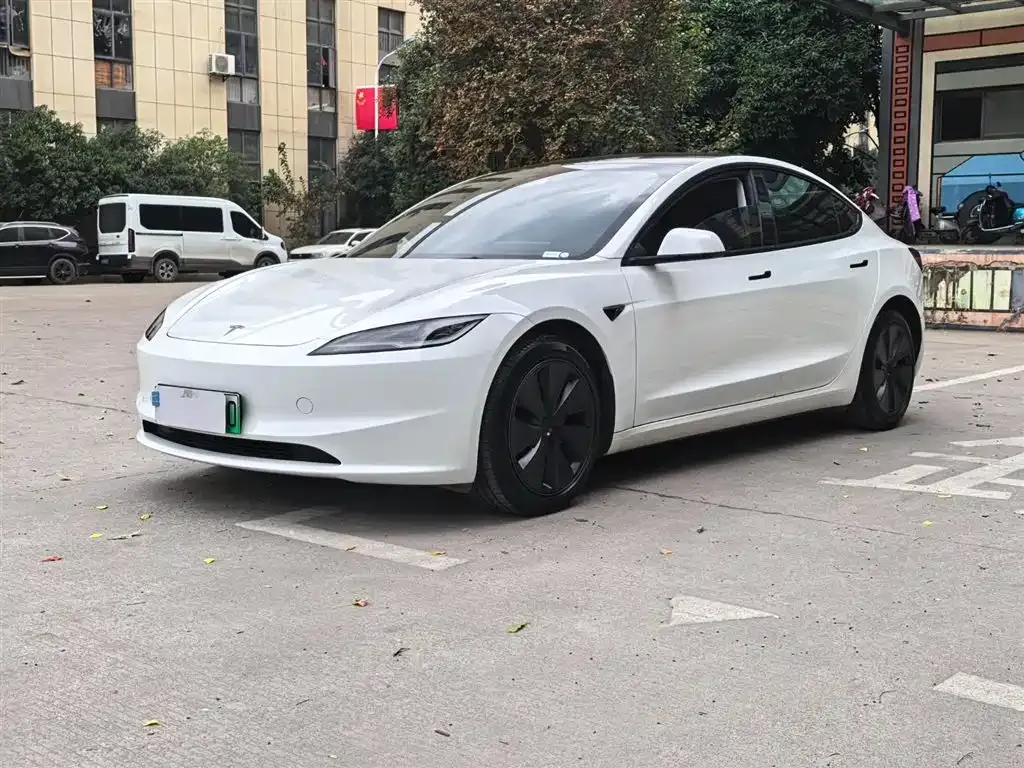 Tesla Model 3 — фото 1