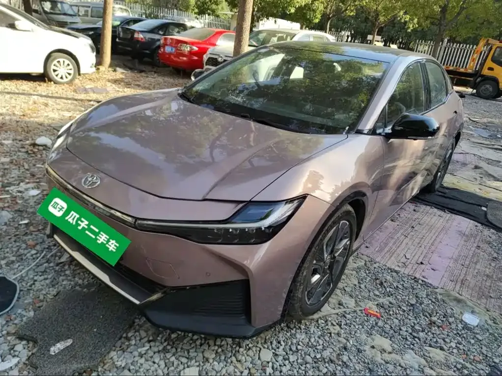 Toyota bZ3 2023 из CN, фото 1