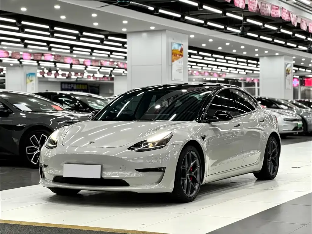 Tesla Model 3 — фото 1
