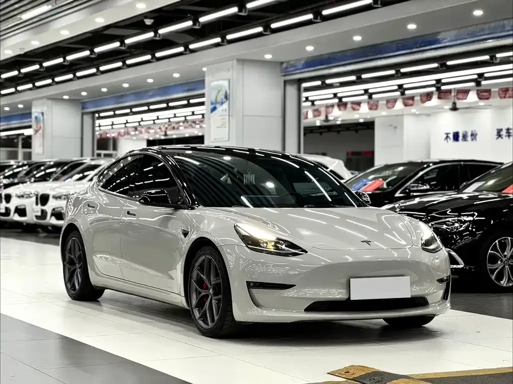 Tesla Model 3 — фото 4