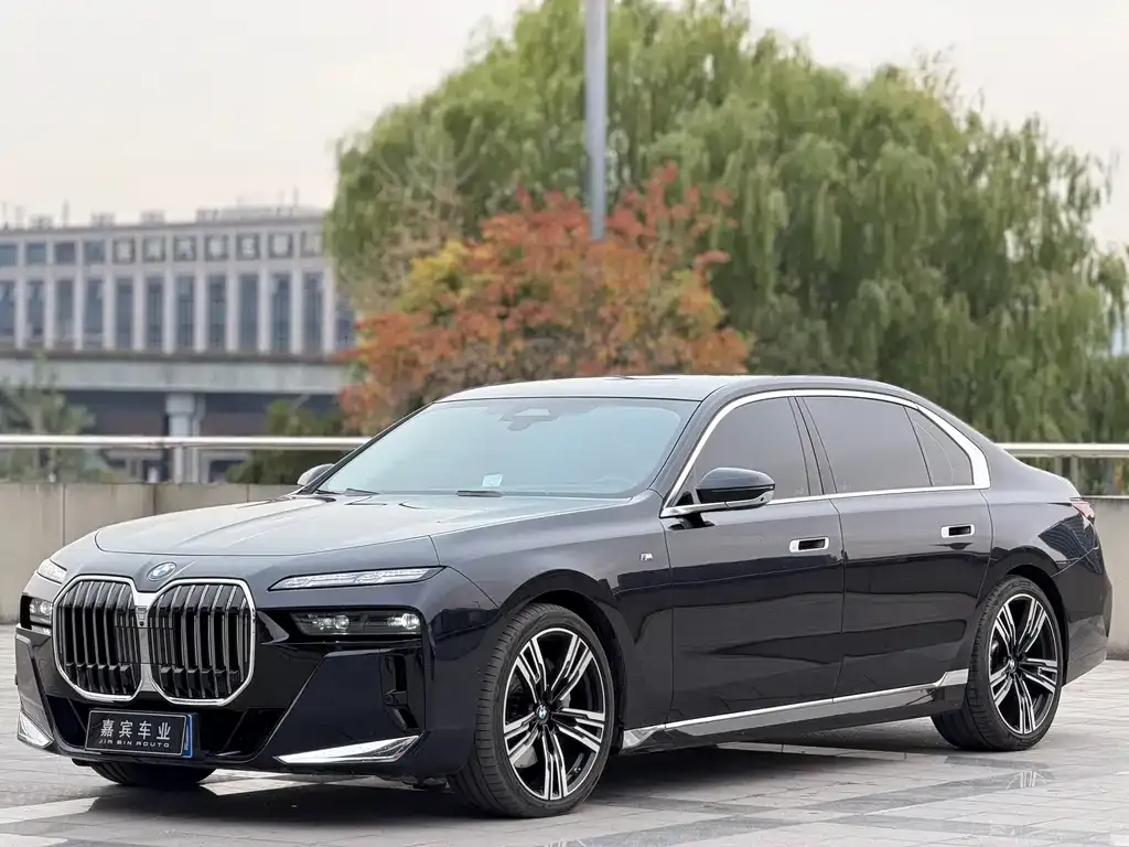 BMW 7 Series — фото 1