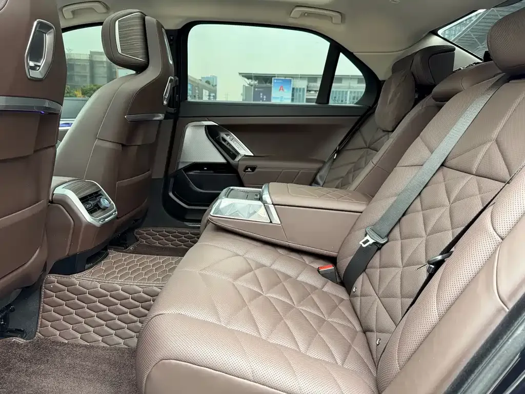 BMW 7 Series — фото 10