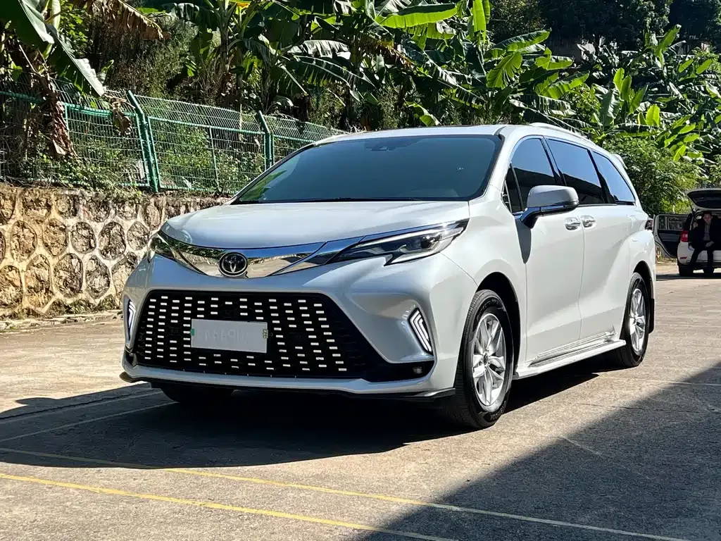 Toyota Granvia — фото 1