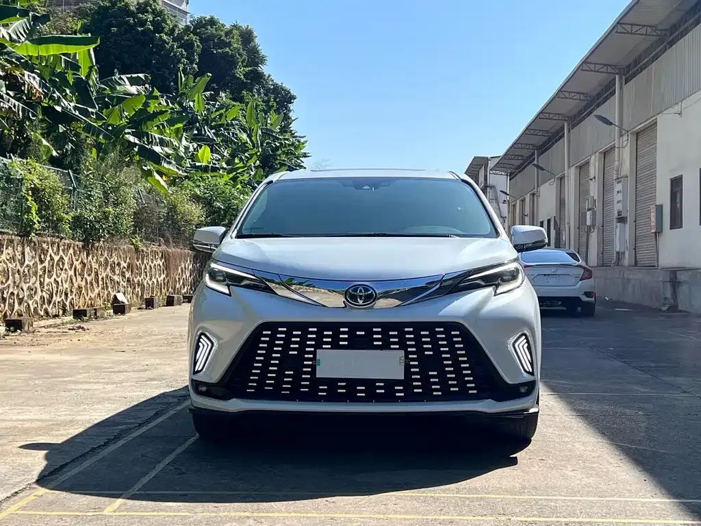 Toyota Granvia — фото 7