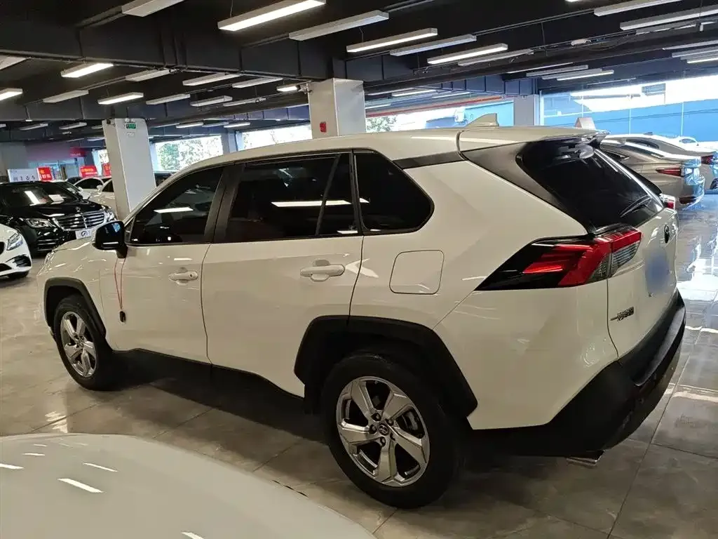 Toyota RAV4 — фото 8